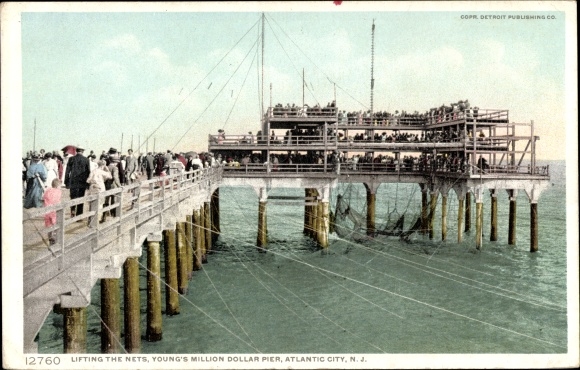 Postcard Atlantic City New Jersey USA, Young's Million Dollar Pier, lifting the nets