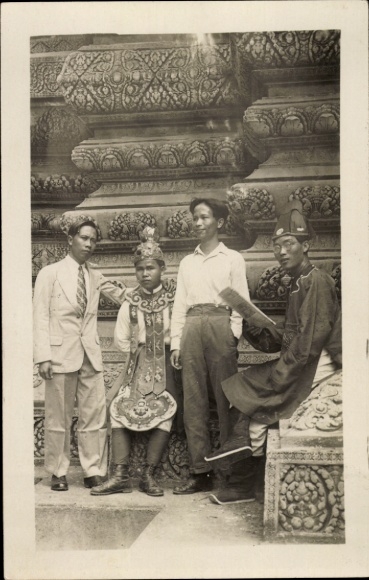 Photo Postcard Asians in traditional costumes, group photo