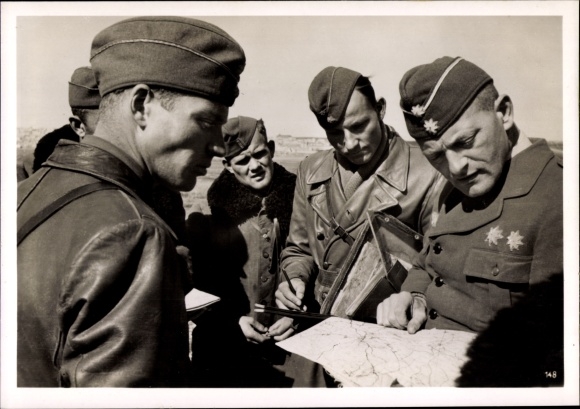Photo Hoffmann, Luftwaffe, fighter pilots of the Condor Legion discuss enemy flight, May 1939