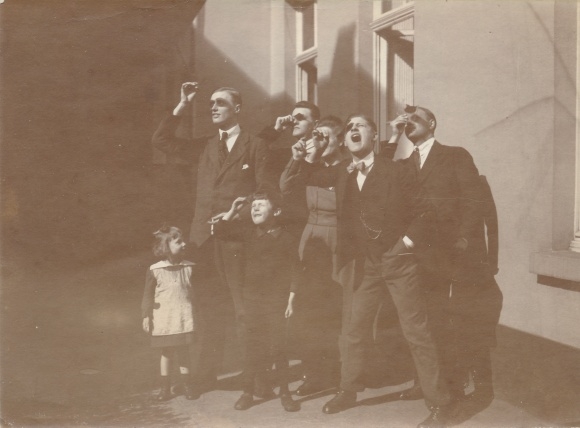 Photo observation of a solar eclipse, men, suit, children