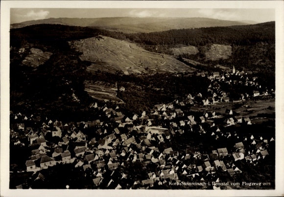 Ak Steinreinach Korb in Württemberg, Luftaufnahme von Korb Steinreinach, viele Dächer, bewaldete 