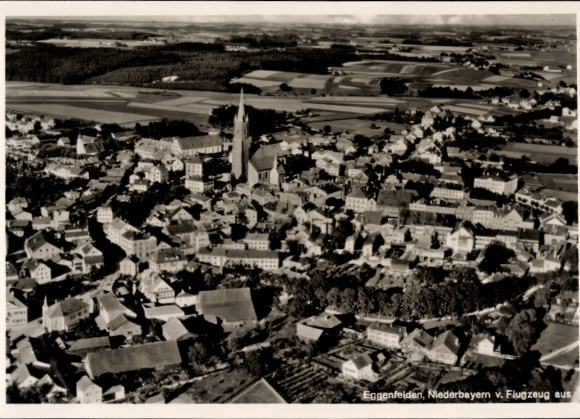 Ak Eggenfelden in Niederbayern, Luftaufnahme von  Kirchturm, ländliche Umgebung