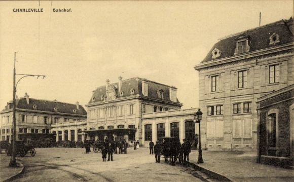 Ak Mézières Charleville Ardennes, La Gare, Blick auf den Bahnhof, Straßenseite