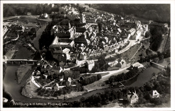 Ak Weilburg an der Lahn Hessen, Luftaufnahme von  Lahn,  Gebäude, Fluss, Stadtansicht