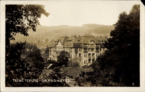 KP Trenčianske Teplice Trencsénteplic Trenčianske Teplice Słowacja, hotel, góry, widok na drzewo,