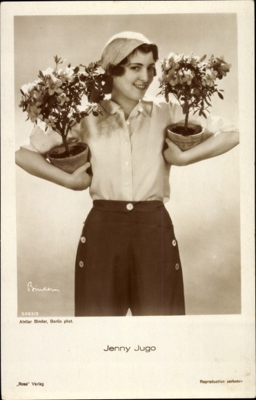 Postcard actress Jenny Jugo, portrait with two flower pots in her arms, Ross Verlag 5063/2
