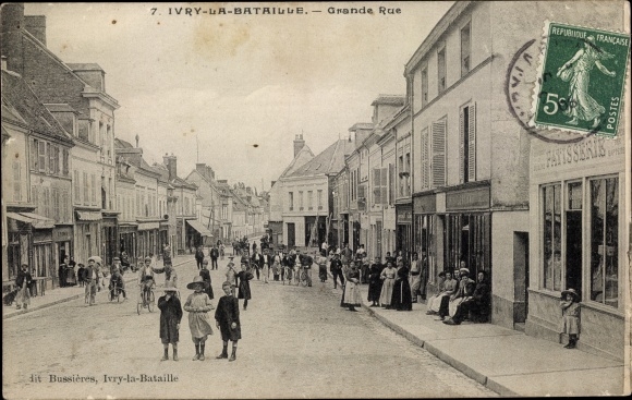 Postcard Ivry la Bataille Eure, Grande Rue, shops, passers-by