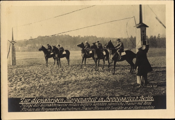 Photo Hoppegarten, racetrack, for this year&#39;s morning work, trainer Blume, starting machine