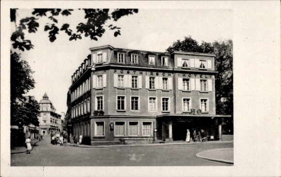 Ak Pößneck in Thüringen, Posthotel, grüne Bäume, Straßenansicht