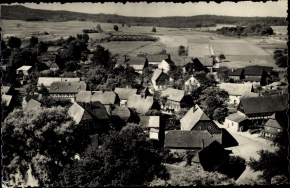 Ak Obercunnersdorf Kottmar in der Oberlausitz, Luftaufnahme eines Dorfes, zahlreiche Dächer, g...