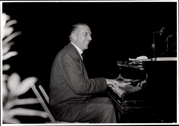 Photo Jazz Club Berlin 1950s, Stanley Newcomb &quot;Stan&quot; Kenton, pianist, composer