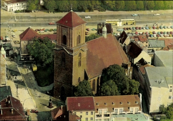 Ak Berlin Spandau, Luftaufnahme von Spandau, Nicolai-Kirche, dazu Straßen und Parkplätze