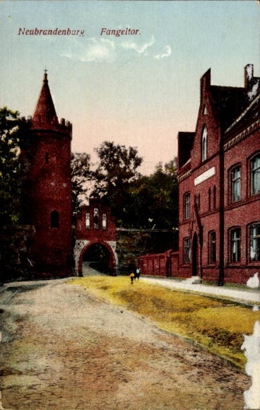 Ak Neubrandenburg in Mecklenburg, Fangeltor, roter Turm, Gebäude, Straße,  