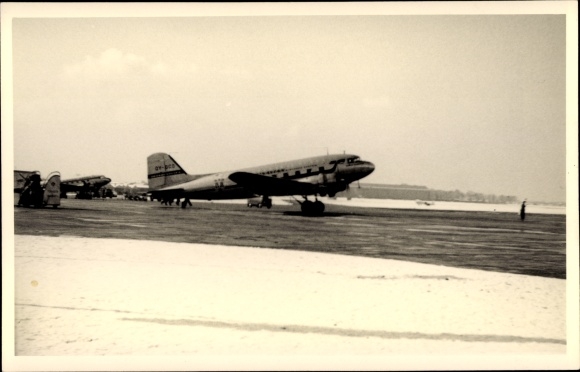 Photo Postcard Swedish passenger plane Douglas DC 3, SAS Scandinavian Airlines System