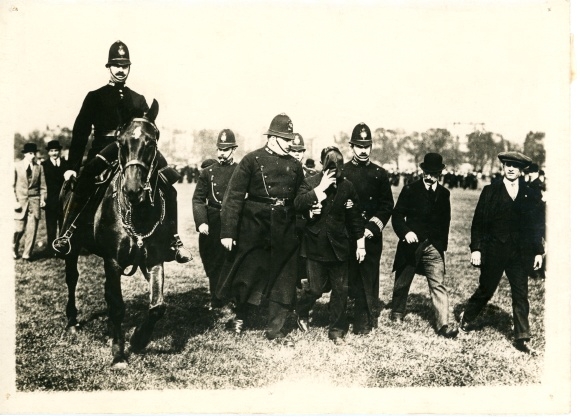 Wina fotograficzna sufrażystek, policja angielska, aresztowanie mówcy, 1913
