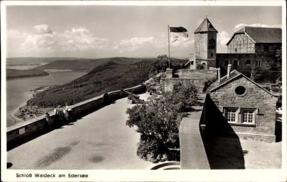Postcard Waldeck am Edersee Hesse, Waldeck Castle, view, flag, building