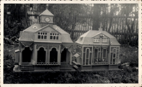 Photo Postcard Königswalde Werdau in Saxony, model houses in a garden