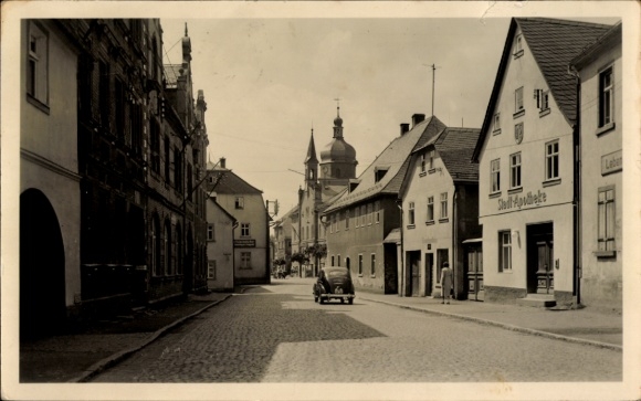 Ak Gefell im Vogtland, Straße in  Häuser, Stall Apoteke, Auto, Kirche im Hintergrund