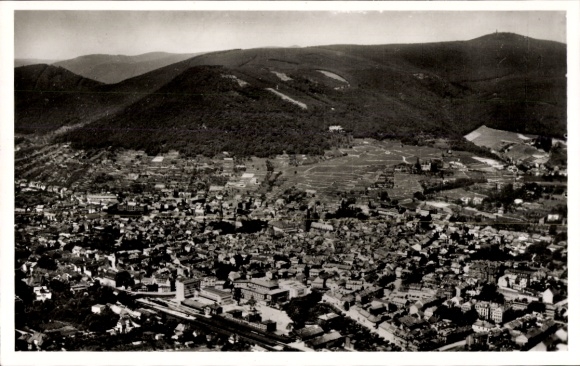 Ak Neustadt an der Weinstraße, Luftaufnahme der Stadt, umgeben von Hügeln, sanfte Landschaft,  Ge