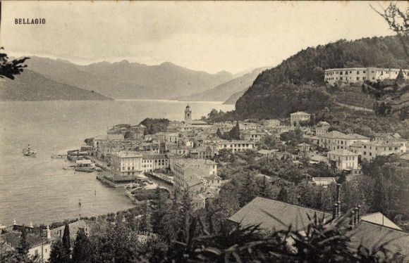 Ak Bellagio Lago di Como Lombardia, Stadtansicht  See, Berge,  Gebäude, Freizeitboote