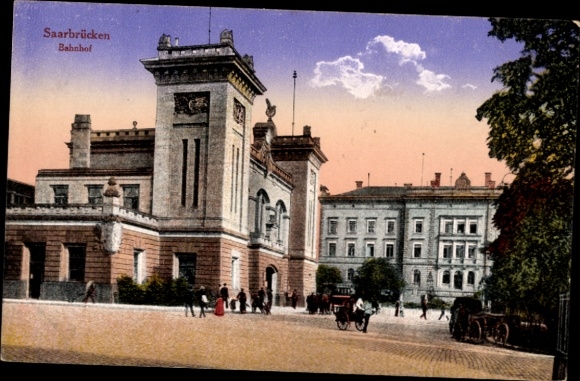 Postcard Saarbrücken in Saarland, train station, architecture, people, horse-drawn carriage,