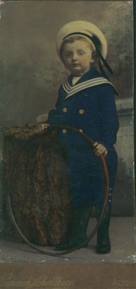 CdV Junge im Matrosenanzug mit Reifen, Portrait