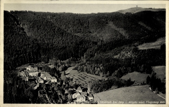 Ak Überruh Großholzleute Isny im Allgäu, Luftaufnahme von Überruh, bewaldete Hügel, Gebäude, klar