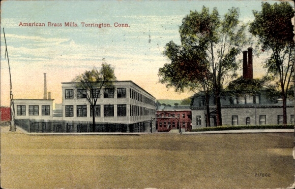 Ak Torrington Connecticut USA, Amerikaanse koperfabrieken, fabrieksgebouw, avondstemming, bomen op de voorgrond...