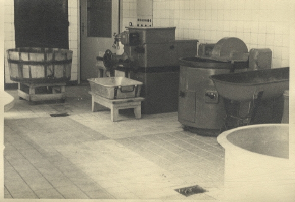 Original photo Berlin Weißensee, Streustraße, Klinke butcher shop, interior view, around 1946, 12 x 17 cm