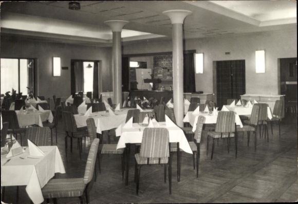 Ak Waren an der Müritz, Restaurant mit Tischen und Stühlen, Bar im Hintergrund, hell und einla...