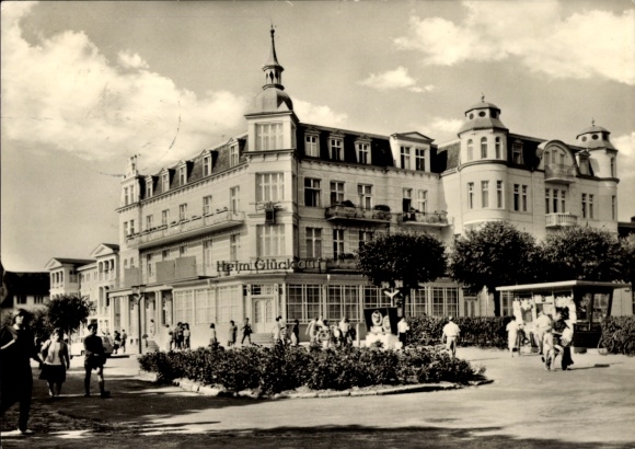 Ostseebad Zinnowitz on Usedom, Hotel 'Heim Glück auf', lots of people, trees, atmospheric...