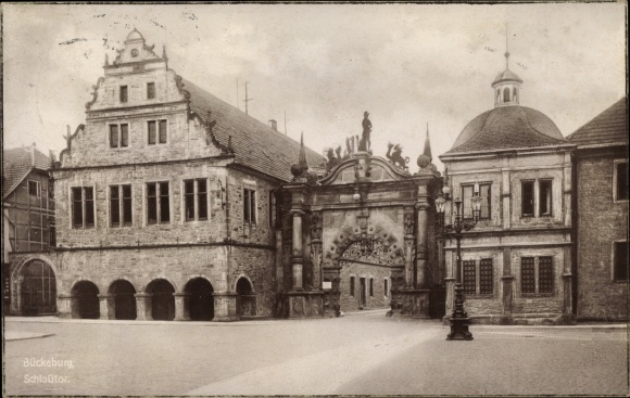 Postcard Bückeburg in the district of Schaumburg, castle gate