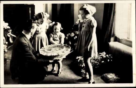 Postcard Dutch royal family, birthday cake for Princess Marijke 1947, Beatrix, Irene