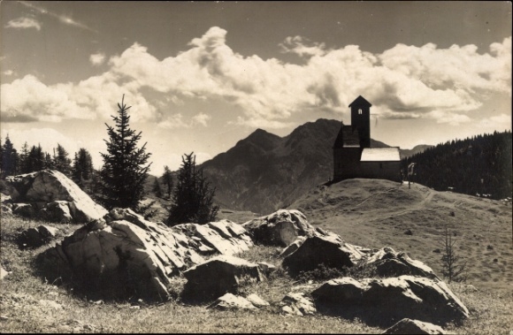Ak St. Vigil San Vigilio di Marebbe Enneberg in Südtirol, Berglandschaft, Kirche, Felsen, Bäume, 