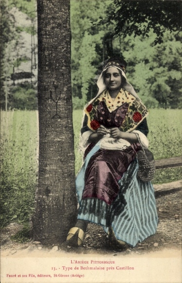 Ak Castillon Alpes Maritimes, Eine junge Frau in traditioneller Tracht sitzt auf einer Bank un...