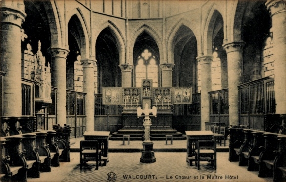 Ak Walcourt Wallonien Namur, Innenansicht einer Kirche, Altar, Bänke, gotische Architektur