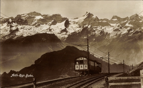 KP Rigi Staffel, kanton Schwyz, pociąg Arth-Rigi Railway jedzie po zboczu góry. W tle...