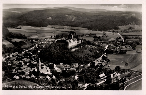 Ak Wörth an der Donau Oberpfalz Bayern, Luftaufnahme von Wörth, Burg auf dem Hügel, sanfte Hügel,