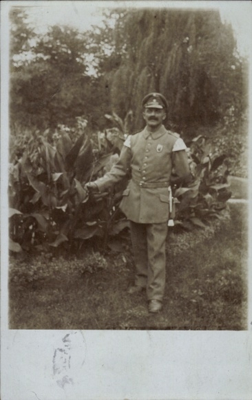 Photo Postcard Gießen, German soldier in uniform, standing portrait in a garden
