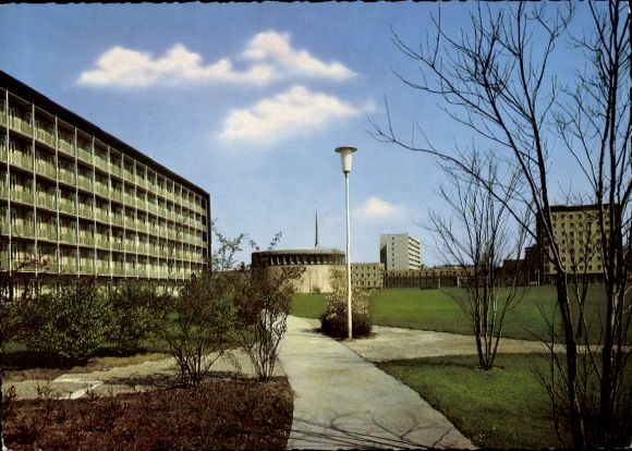 Ak Marl im Ruhrgebiet, Moderne Wohngebäude, Parklandschaft, blauer Himmel, Straßenlaterne
