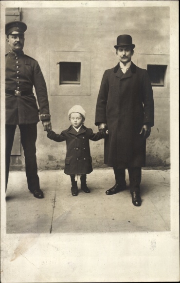 Photo Postcard Kummersdorf Storkow in der Mark, firing range, soldier in uniform, man in coat, child, 1912