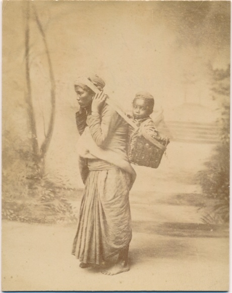 Photo Darjeeling India, Paharia Woman with child