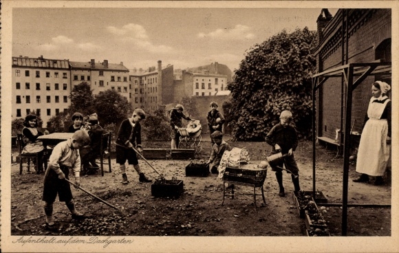 KP Berlin Prenzlauer Berg, Marthashof, Schwedter Straße 37/40, dzieci w ogrodzie na dachu