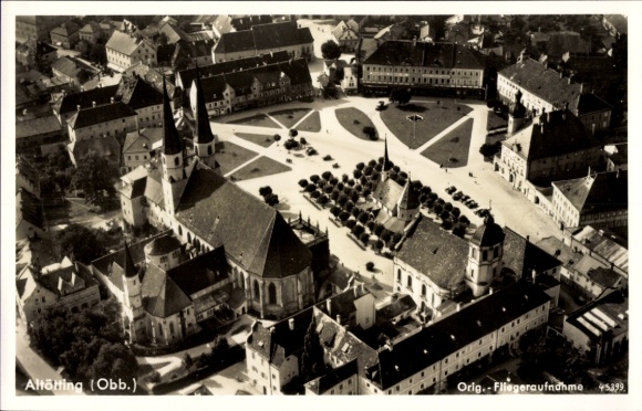 Ak Altötting in Oberbayern, Fliegeraufnahme vom Marktplatz mit Kirche