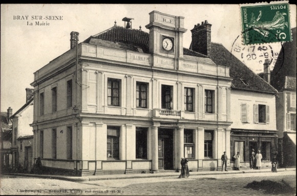 Ak Bray sur Seine Seine et Marne, burgemeesterskantoor, klok, gevel, mensen, gebouw, straat