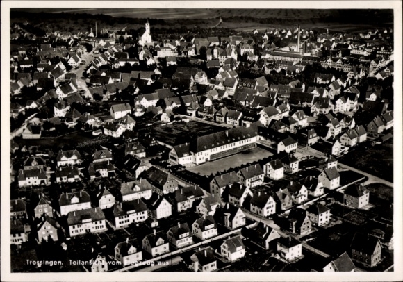 Ak Trossingen auf der Baar, Luftaufnahme von  viele Dächer, Kirche sichtbar, schwarz-weiß