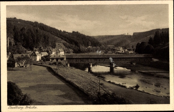 Postcard Saalburg Ebersdorf in Thuringia, covered bridge, river section with view of the town