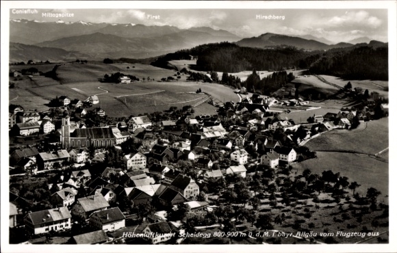 Ak Scheidegg im Allgäu Schwaben, Landschaftsaufnahme, Dorfansicht, Berge im Hintergrund, Flugzeug
