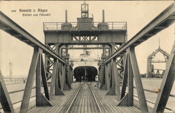 Ak Sassnitz auf Rügen, Einfahrt zum Fährschiff