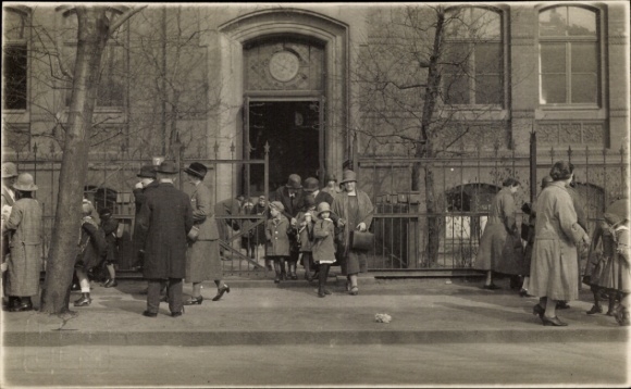 Photo PC Hamburg, children and parents in front of a school, Lene's first class on April 7, 1926